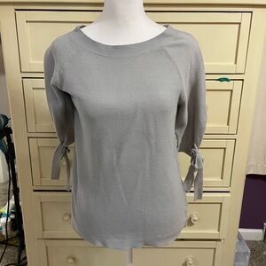 Ann Taylor Factory Light Gray Knit Top w/‎ ties size small - preowned